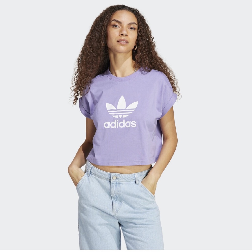 Women’s Adidas cropped tee.
Lavender